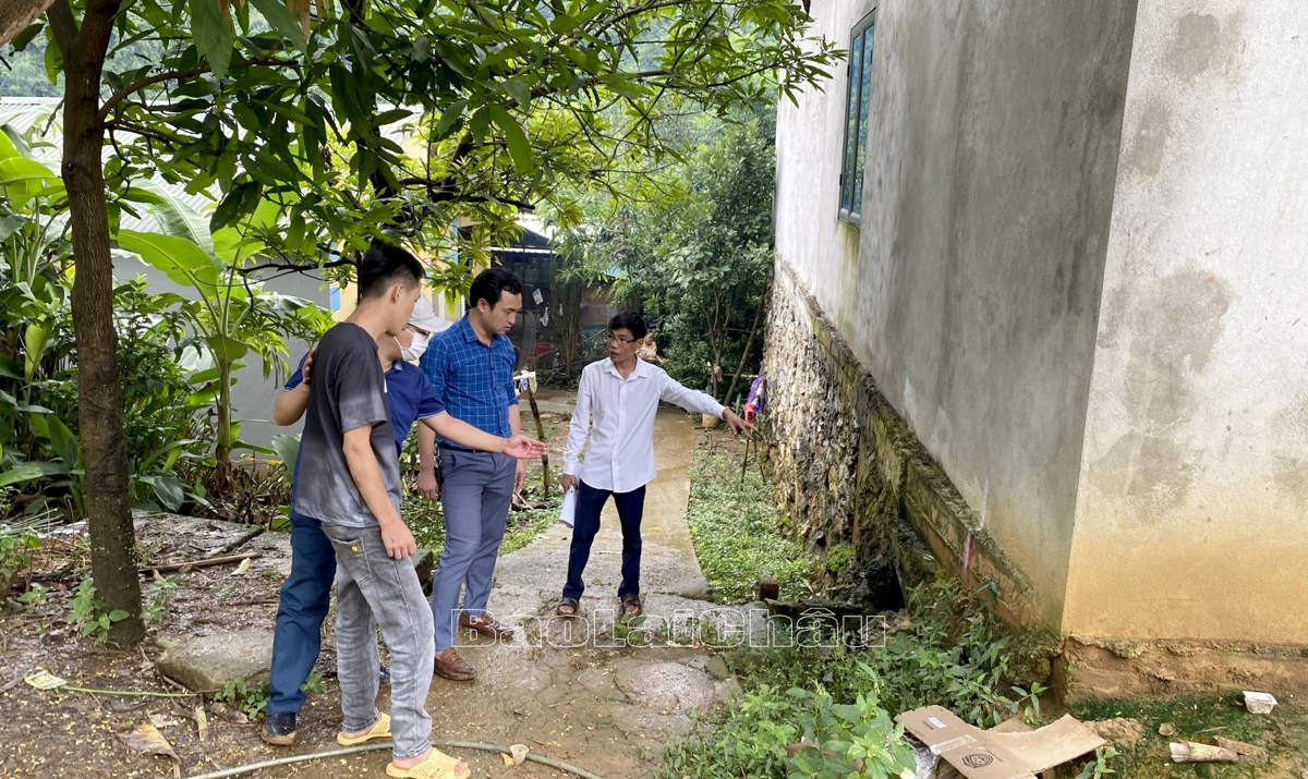 Cán bộ Trung tâm Phát triển quỹ đất huyện Tam Đường, xã Thèn Sin kiểm tra thực địa những ngôi nhà bị ảnh hưởng khi thi công tuyến đường Tỉnh lộ 130 qua địa bàn xã Thèn Sin.